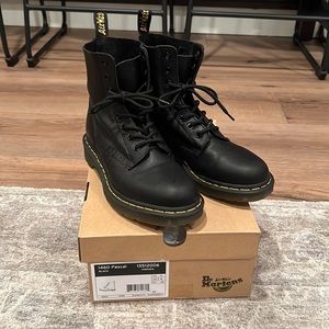 Dr. Marten’s Lace Up Leather Pascal 1460 Boots in Black Virginia